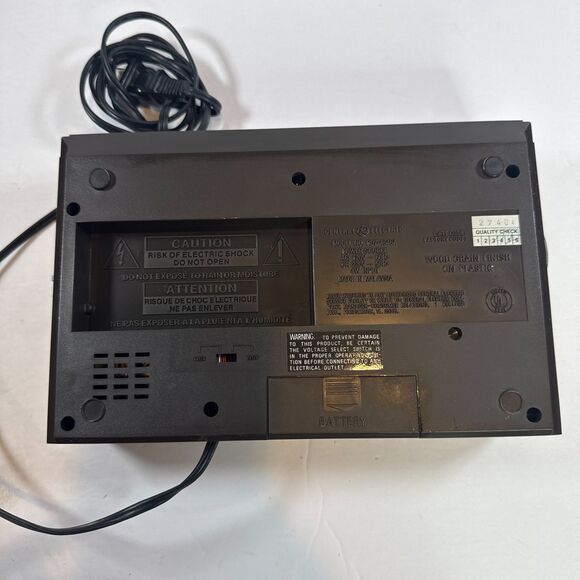 General Electric Model 7-4646A AM/FM Digital Alarm Clock Radio Woodgrain Finish - Picture 8 of 10
